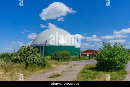 Biogasanlage in Deutschland mit Feldweg Stockfoto