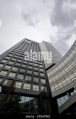Amsterdam, Niederlande - 25. Mai 2022: ABN Amro Hauptquartier im Geschäftsviertel Zuidas. Ansicht aus niedrigem Winkel. Stockfoto