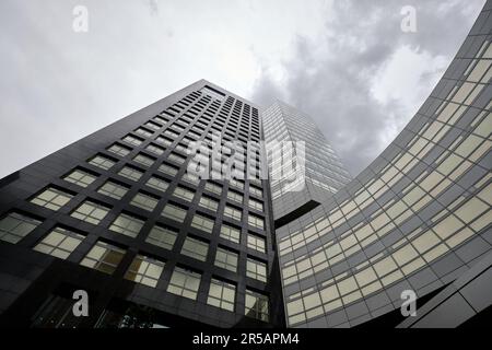 Amsterdam, Niederlande - 25. Mai 2022: ABN Amro Hauptquartier im Geschäftsviertel Zuidas. Ansicht aus niedrigem Winkel. Stockfoto