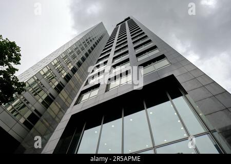 Amsterdam, Niederlande - 25. Mai 2022: ABN Amro Hauptquartier im Geschäftsviertel Zuidas. Ansicht aus niedrigem Winkel. Stockfoto