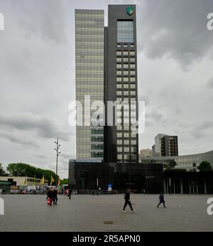 Amsterdam, Niederlande - 25. Mai 2022: ABN Amro Hauptquartier im Geschäftsviertel Zuidas. Vollbildansicht. Stockfoto