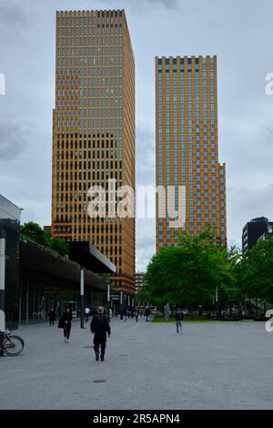 Amsterdam, Niederlande - 25. Mai 2022: Symphoniegebäude im Geschäftsviertel Zuidas. Vollbildansicht. Stockfoto