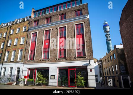 Haus in Warren Street und BT Tower, Fitzrovia, London, England, Großbritannien Stockfoto
