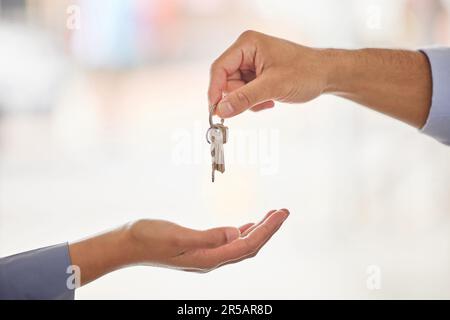 Hände, makler und Agent geben dem Kunden nach dem Umzug in ein neues Zuhause Schlüssel. Immobilien, Immobilien und Übergabe des Schlüssels an den Eigentümer zum Verkauf, Leihen oder Stockfoto