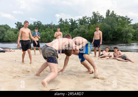 Kiew, Ukraine. 27. Mai 2023. Teenager nehmen während des russisch-ukrainischen Krieges an Strandwrestling in Kiew-Stadt Teil. Kredit: SOPA Images Limited/Alamy Live News Stockfoto