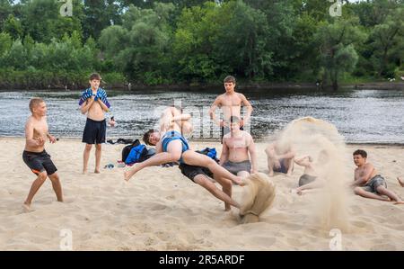 Kiew, Ukraine. 27. Mai 2023. Teenager nehmen während des russisch-ukrainischen Krieges an Strandwrestling in Kiew-Stadt Teil. Kredit: SOPA Images Limited/Alamy Live News Stockfoto