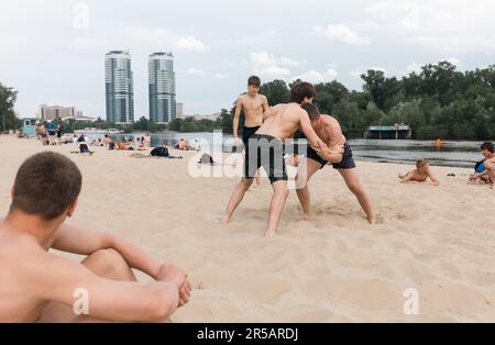 Kiew, Ukraine. 27. Mai 2023. Teenager nehmen während des russisch-ukrainischen Krieges an Strandwrestling in Kiew-Stadt Teil. Kredit: SOPA Images Limited/Alamy Live News Stockfoto