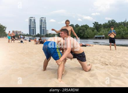 Kiew, Ukraine. 27. Mai 2023. Teenager nehmen während des russisch-ukrainischen Krieges an Strandwrestling in Kiew-Stadt Teil. Kredit: SOPA Images Limited/Alamy Live News Stockfoto