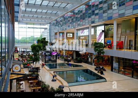 Utrecht, Niederlande, 08. Juni 2022 - Hoog Catharijne großes Einkaufszentrum. Starbucks, Samsung, Dyson Stores. Stockfoto