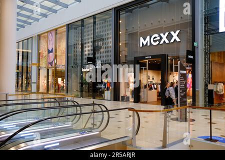 Utrecht, Niederlande, 08. Juni 2022 - Hoog Catharijne großes Einkaufszentrum. Eingang zum Mexx, Timberland und Intimissimi Modegeschäft. Stockfoto