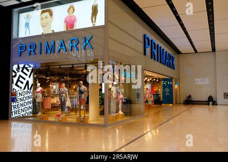 Utrecht, Niederlande, 08. Juni 2022 - Hoog Catharijne großes Einkaufszentrum. Eingang zum Primark Modegeschäft. Stockfoto