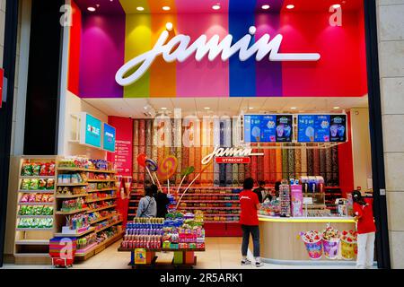 Utrecht, Niederlande, 08. Juni 2022 - Hoog Catharijne großes Einkaufszentrum. Eingang zum Jamin-Süßwarenladen. Stockfoto