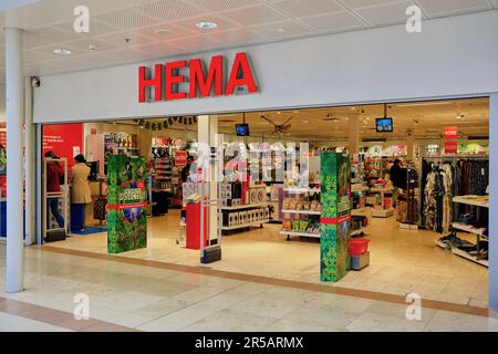 Utrecht, Niederlande, 08. Juni 2022 - Hoog Catharijne großes Einkaufszentrum. HEMA-Ladeneingang. Stockfoto