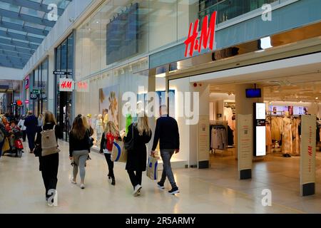 Utrecht, Niederlande, 08. Juni 2022 - Hoog Catharijne großes Einkaufszentrum. Eingang zum H and M Modegeschäft. Stockfoto