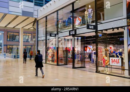 Utrecht, Niederlande, 08. Juni 2022 - Hoog Catharijne großes Einkaufszentrum. WIR haben einen Modeladen-Eingang. Stockfoto