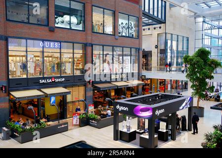 Utrecht, Niederlande, 09. Juni 2022 - Hoog Catharijne großes Einkaufszentrum. Salsa Shop, Guess und Dyson Läden. Stockfoto