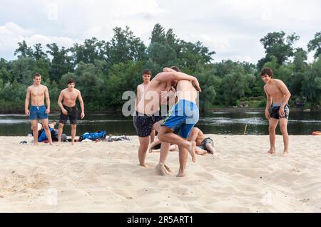 Teenager nehmen während des russisch-ukrainischen Krieges an Strandwrestling in Kiew-Stadt Teil. (Foto: Mykhaylo Palinchak / SOPA Images/Sipa USA) Stockfoto