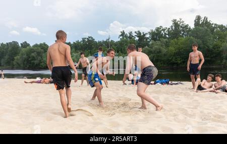 Teenager nehmen während des russisch-ukrainischen Krieges an Strandwrestling in Kiew-Stadt Teil. (Foto: Mykhaylo Palinchak / SOPA Images/Sipa USA) Stockfoto