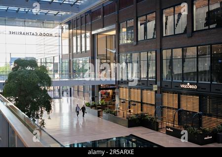 Utrecht, Niederlande, 09. Juni 2022 - Hoog Catharijne großes Einkaufszentrum. Vor den Öffnungszeiten. Stockfoto