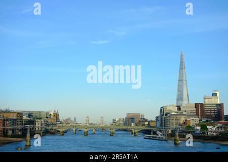 London, Vereinigtes Königreich - 14. Mai 2022. Skyline der Stadt und Themse vom Bahnhof Blackfriars aus gesehen. Ein Nachmittagsfoto mit klarem blauen Himmel. Stockfoto