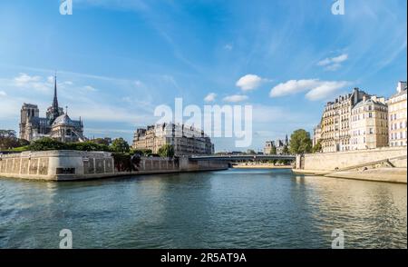 Schöne Gebäude am Ufer der seine vom Boot aus gesehen in Paris Stockfoto