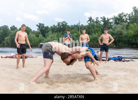 Kiew, Ukraine. 27. Mai 2023. Teenager nehmen während des russisch-ukrainischen Krieges an Strandwrestling in Kiew-Stadt Teil. (Credit Image: © Mykhaylo Palinchak/SOPA Images via ZUMA Press Wire) NUR REDAKTIONELLE VERWENDUNG! Nicht für den kommerziellen GEBRAUCH! Stockfoto