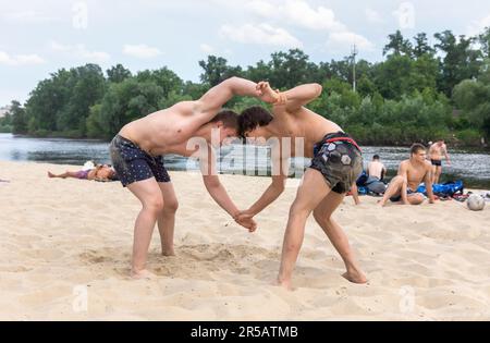 Kiew, Ukraine. 27. Mai 2023. Teenager nehmen während des russisch-ukrainischen Krieges an Strandwrestling in Kiew-Stadt Teil. (Credit Image: © Mykhaylo Palinchak/SOPA Images via ZUMA Press Wire) NUR REDAKTIONELLE VERWENDUNG! Nicht für den kommerziellen GEBRAUCH! Stockfoto