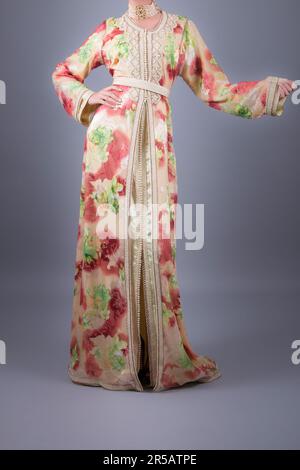 Modell mit der Schönheit des traditionellen marokkanischen Kaftans Stockfoto