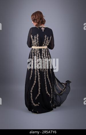 Marokkanische Kaftan-Eleganz präsentiert von Female Model Stockfoto