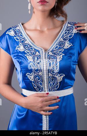 Marokkanische Kaftan-Eleganz präsentiert von Female Model Stockfoto