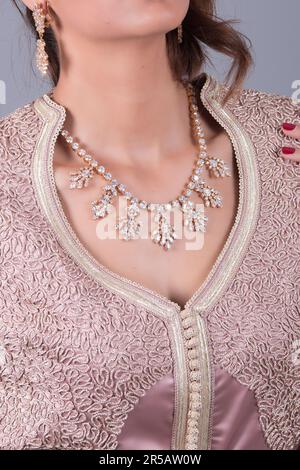 Marokkanische Kaftan-Eleganz präsentiert von Female Model Stockfoto