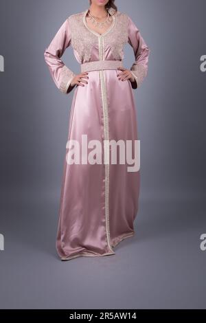 Woman Model Im Marokkanischen Kaftan-Design Stockfoto