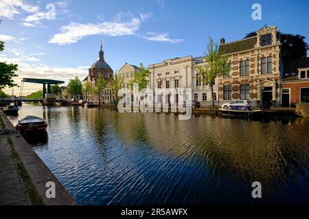 Leiden, Niederlande, 09. Mai 2022. Der Kanal Oude Vest, traditionelle Häuser und die protestantische Kirche Marekerk. Stockfoto