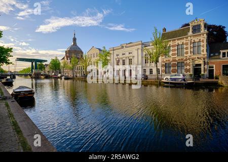 Leiden, Niederlande, 09. Mai 2022. Der Kanal Oude Vest, traditionelle Häuser und die protestantische Kirche Marekerk. Stockfoto