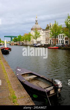 Leiden, Niederlande, 09. Mai 2022. Das Boot liegt auf dem Oude-Vest-Kanal vor Anker. Stockfoto