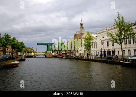 Leiden, Niederlande, 09. Mai 2022. Der Kanal Oude Vest, traditionelle Häuser und die protestantische Kirche Marekerk. Stockfoto