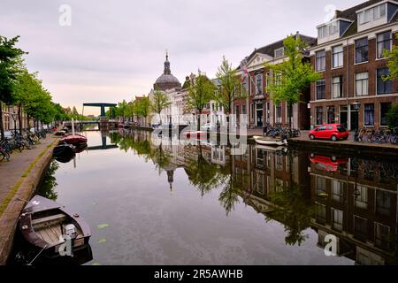 Leiden, Niederlande, 09. Mai 2022. Der Kanal Oude Vest, traditionelle Häuser und die protestantische Kirche Marekerk. Stockfoto