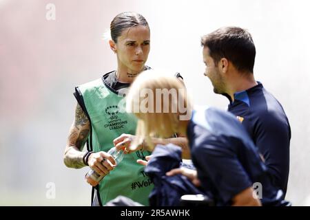 Eindhoven, Niederlande. 2. Juni 2023, EINDHOVEN - (lr) MAPI Leon vom FC Barcelona Women, FC Barcelona Women trainiert Jonatan Giraldez während des Trainings im Vorfeld des UEFA Champions League-Finales für Frauen gegen VFL Wolfsburg am 2. Juni 2023 im Phillips Stadion in Eindhoven, Niederlande. ANP MAURICE VAN STONE Stockfoto