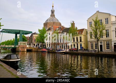 Leiden, Niederlande, 09. Mai 2022. Der Kanal Oude Vest, traditionelle Häuser und die protestantische Kirche Marekerk. Stockfoto