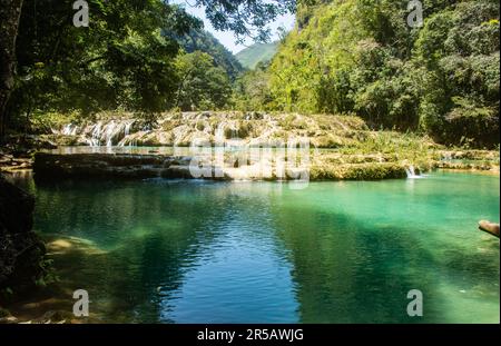 Wunderschöne Kaskaden und Pools in Semuc Champey, Rio Cabohon, Lanquin, Alta Verapaz, Guatemala Stockfoto