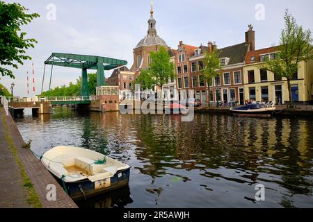 Leiden, Niederlande, 09. Mai 2022. Der Kanal Oude Vest, traditionelle Häuser und die protestantische Kirche Marekerk. Stockfoto