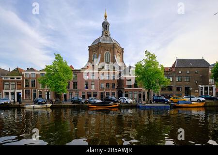 Leiden, Niederlande, 09. Mai 2022. Der Kanal Oude Vest, traditionelle Häuser und die protestantische Kirche Marekerk. Stockfoto