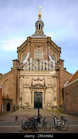 Leiden, Niederlande, 09. Mai 2022. Die protestantische Kirche Marekerk mit Fahrrädern und Lampost. Stockfoto