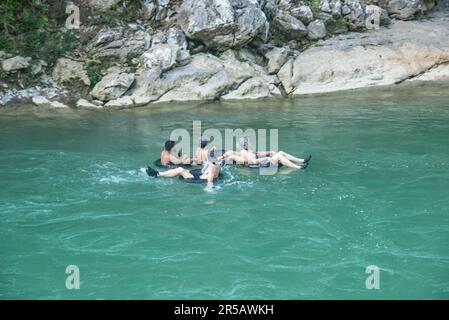 Tubing auf dem Cabohon River, Semuc Champey, Lanquin, Alta Verapaz, Guatemala Stockfoto