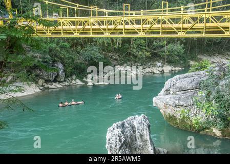 Tubing auf dem Cabohon River, Semuc Champey, Lanquin, Alta Verapaz, Guatemala Stockfoto