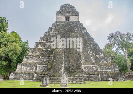 Tempel I erhebt sich über dem Großen Platz im Tikal Nationalpark, Petén, Guatemala Stockfoto