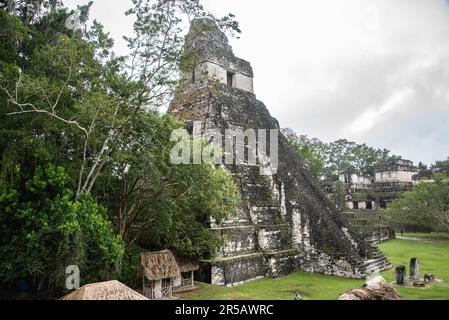 Tempel I erhebt sich über dem Großen Platz im Tikal Nationalpark, Petén, Guatemala Stockfoto