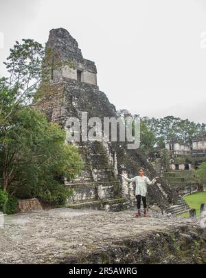 Tempel I erhebt sich über dem Großen Platz im Tikal Nationalpark, Petén, Guatemala Stockfoto