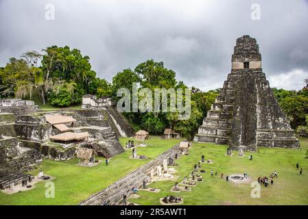 Tempel I erhebt sich über dem Großen Platz im Tikal Nationalpark, Petén, Guatemala Stockfoto