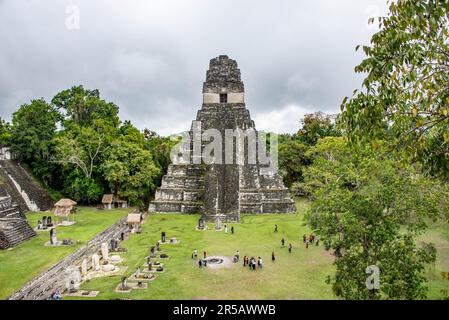 Tempel I erhebt sich über dem Großen Platz im Tikal Nationalpark, Petén, Guatemala Stockfoto